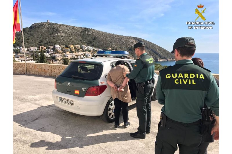 Detenidas dos mujeres por intentar robar en actitud cariñosa a un matrimonio mayor en Moraira Detenidas dos mujeres por intentar robar en actitud cariñosa a un matrimonio mayor en Moraira