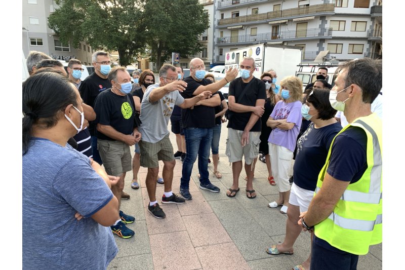 Los vendedores de ropa y téxtil del mercadillo de Xàbia se plantan y no montan los puestos como protesta por la rigidez de las nuevas normas Los vendedores de ropa y téxtil del mercadillo de Xàbia se plantan y no montan los puestos como protesta por la rigidez de las nuevas normas