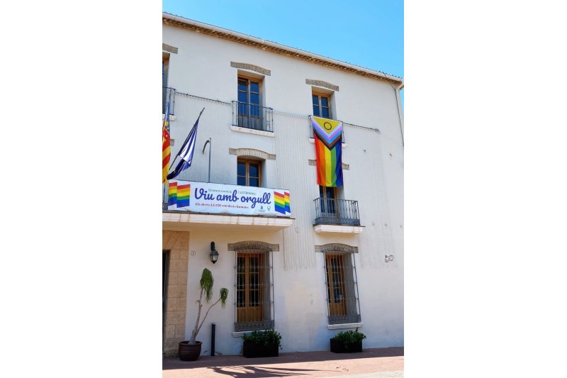 Un grup de joves insulta a una parella que exhibia la bandera LGTBIQ+ a Ondara Un grup de joves insulta a una parella que exhibia la bandera LGTBIQ+ a Ondara