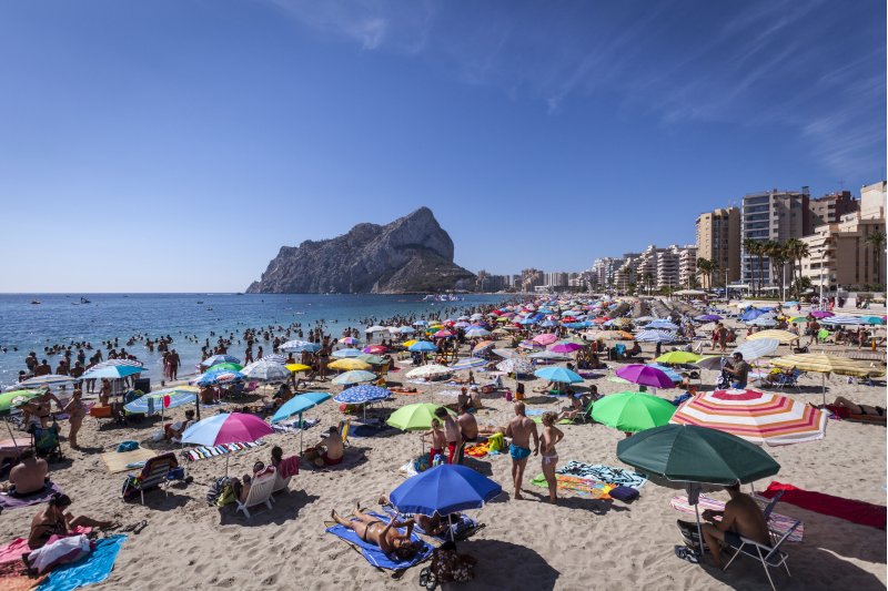 Calp abre de nuevo la playa de la Fossa tras recuperar los niveles óptimos para el baño Calp abre de nuevo la playa de la Fossa tras recuperar los niveles óptimos para el baño