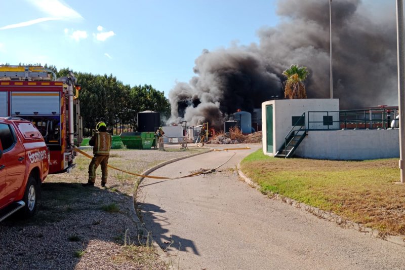 Alarma por un incendio en la estación depuradora   Alarma por un incendio en la estación depuradora