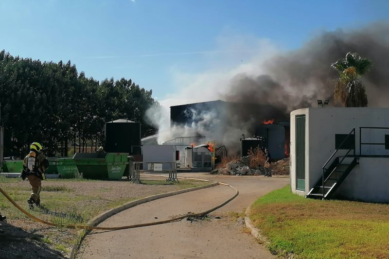 Alarma por un incendio en la estación depuradora   Alarma por un incendio en la estación depuradora