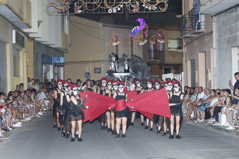 Los boatos de Abubekers y Mercenaris del Cid revitalizan a unos moros y cristianos de El Verger que recuperan el esplendor Los boatos de Abubekers y Mercenaris del Cid revitalizan a unos moros y cristianos de El Verger que recuperan el esplendor