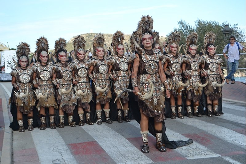 Los moros i cristians de Moraira llenan las calles de fiesta y recuperan el desembarco en l'Ampolla Los moros i cristians de Moraira llenan las calles de fiesta y recuperan el desembarco en l'Ampolla