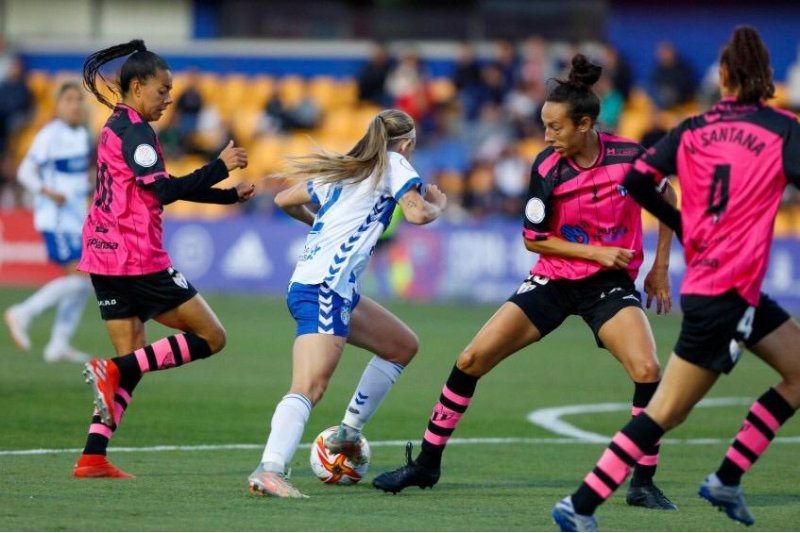 La futbolista javiense Sandra Castelló, a por su segundo título de la Copa de la Reina con el Sporting Huelva La futbolista javiense Sandra Castelló, a por su segundo título de la Copa de la Reina con el Sporting Huelva
