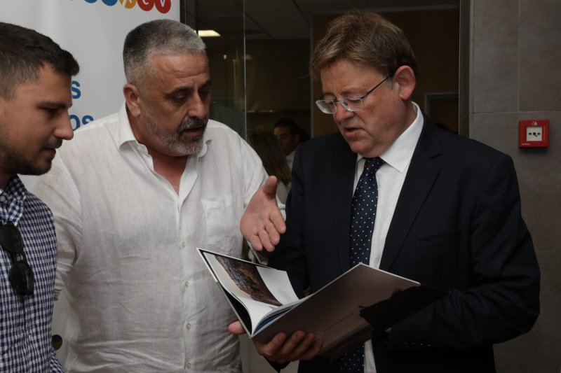 El nuevo catálogo de promoción turística de Pego se presenta al nuevo director general de Turismo El nuevo catálogo de promoción turística de Pego se presenta al nuevo director general de Turismo