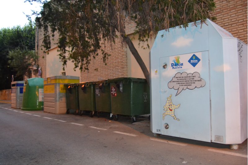 Dénia rescinde el contrato con la empresa que recoge ropa y calzado usados Dénia rescinde el contrato con la empresa que recoge ropa y calzado usados