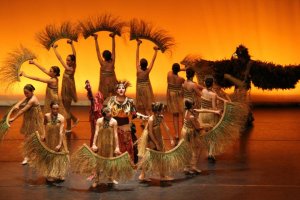 La filà Almoradins de Xàbia organiza un espectáculo de magia, danza y música