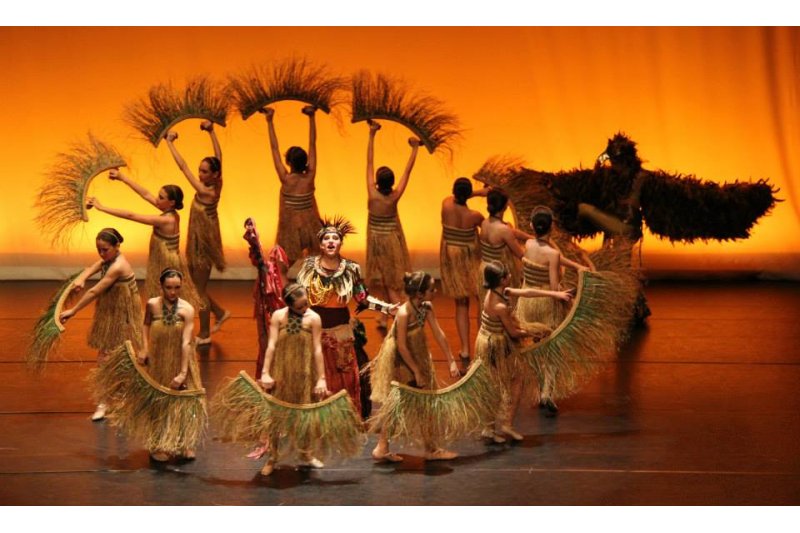 La filà Almoradins de Xàbia organiza un espectáculo de magia, danza y música La filà Almoradins de Xàbia organiza un espectáculo de magia, danza y música