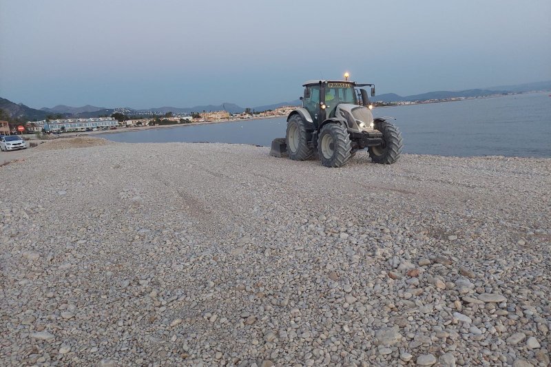 Unos trabajos del Ayuntamiento de Dénia permiten ampliar la playa de l'Almadrava  Unos trabajos del Ayuntamiento de Dénia permiten ampliar la playa de l'Almadrava