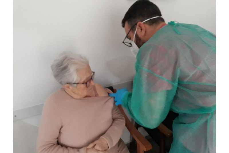 El 100% de residentes y personal laboral de la geriátrico de Ondara recibe la segunda dosis de la vacuna contra el Covid-19  El 100% de residentes y personal laboral de la geriátrico de Ondara recibe la segunda dosis de la vacuna contra el Covid-19