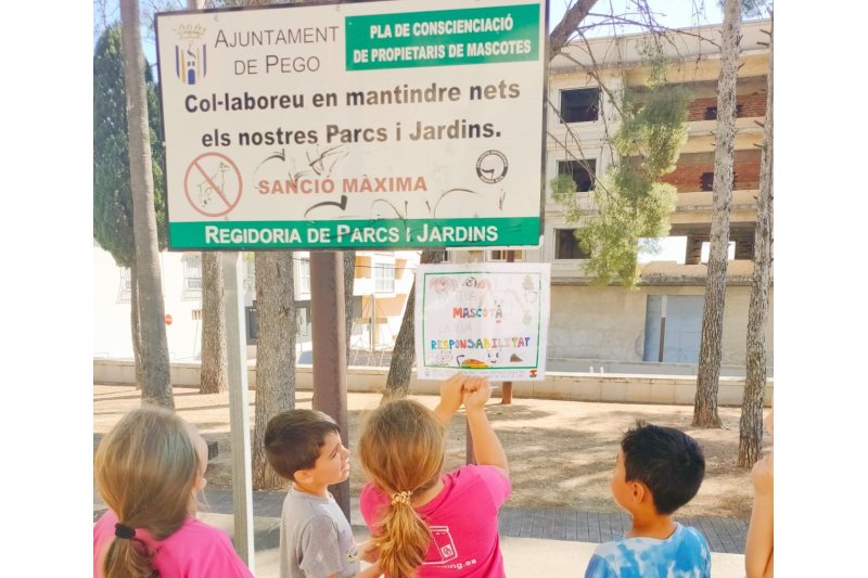 Los alumnos del colegio Sant Antoni de Pego ponen en marcha una campaña para mejorar los hábitos de limpieza urbana Los alumnos del colegio Sant Antoni de Pego ponen en marcha una campaña para mejorar los hábitos de limpieza urbana