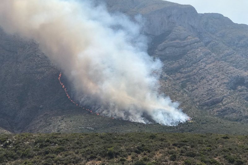 Los bomberos dan por controlado el incendio en el Montgó  Los bomberos dan por controlado el incendio en el Montgó