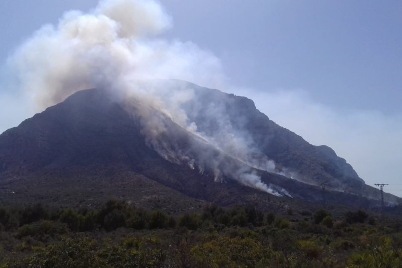 Los bomberos dan por controlado el incendio en el Montgó  Los bomberos dan por controlado el incendio en el Montgó