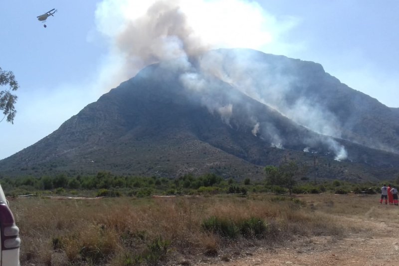Los bomberos dan por controlado el incendio en el Montgó  Los bomberos dan por controlado el incendio en el Montgó