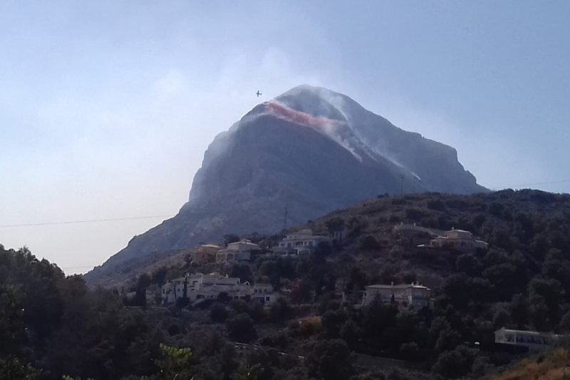 Los bomberos dan por controlado el incendio en el Montgó  Los bomberos dan por controlado el incendio en el Montgó