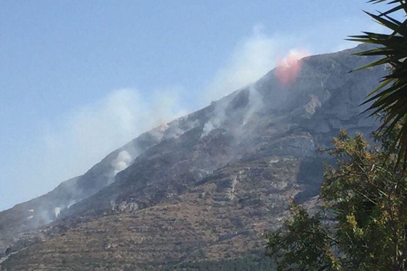 Los bomberos dan por controlado el incendio en el Montgó  Los bomberos dan por controlado el incendio en el Montgó
