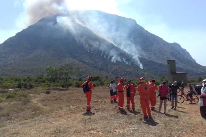 Los bomberos dan por controlado el incendio en el Montgó  Los bomberos dan por controlado el incendio en el Montgó