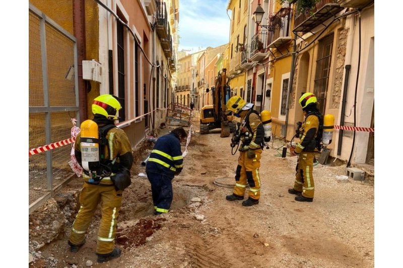 Una pala rompe una tubería de gas en las obras de la calle Major de Dénia  Una pala rompe una tubería de gas en las obras de la calle Major de Dénia