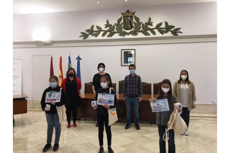 Aqualia premia a tres niñas de Dénia por sus carteles sobre el ciclo urbano del agua Aqualia premia a tres niñas de Dénia por sus carteles sobre el ciclo urbano del agua
