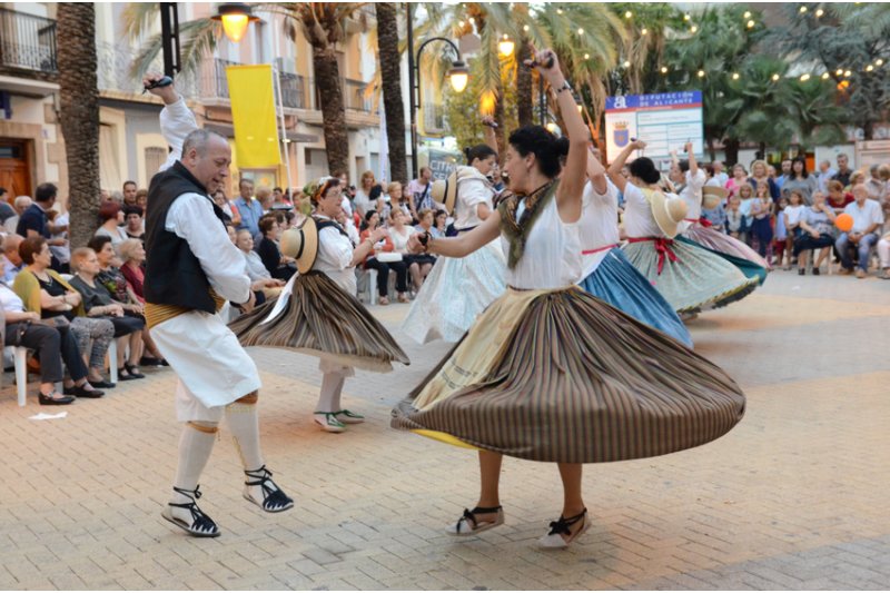 La mostra Gata al Carrer torna amb molta alegria i amb més de cincuanta expositors La mostra Gata al Carrer torna amb molta alegria i amb més de cincuanta expositors