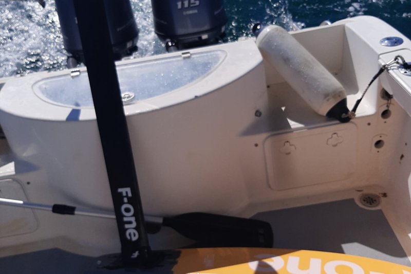 La Policía Local de Dénia rescata a un aficionado al kite surf que iba mar adentro sin control  La Policía Local de Dénia rescata a un aficionado al kite surf que iba mar adentro sin control