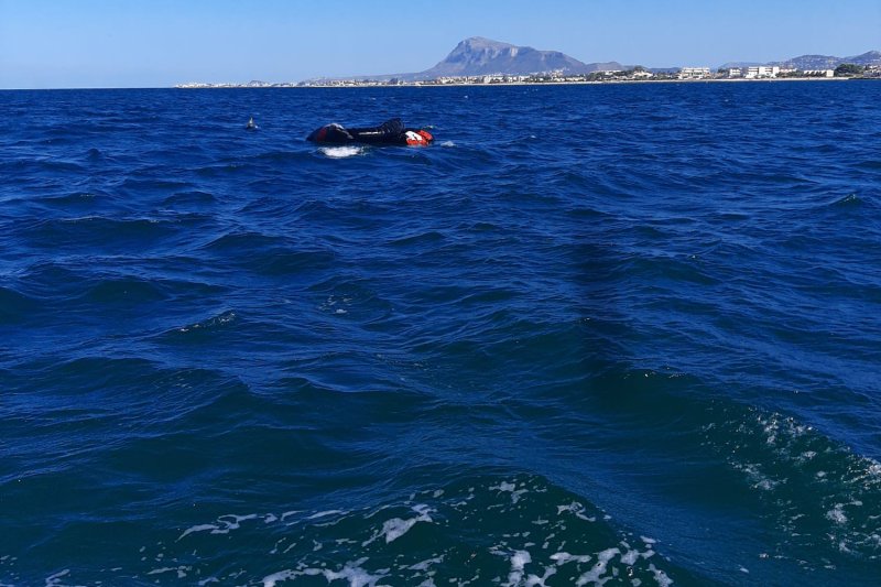 La Policía Local de Dénia rescata a un aficionado al kite surf que iba mar adentro sin control  La Policía Local de Dénia rescata a un aficionado al kite surf que iba mar adentro sin control