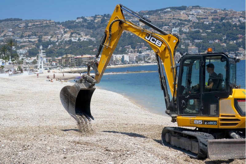 Las playas de Xàbia se ponen a punto para el verano Las playas de Xàbia se ponen a punto para el verano