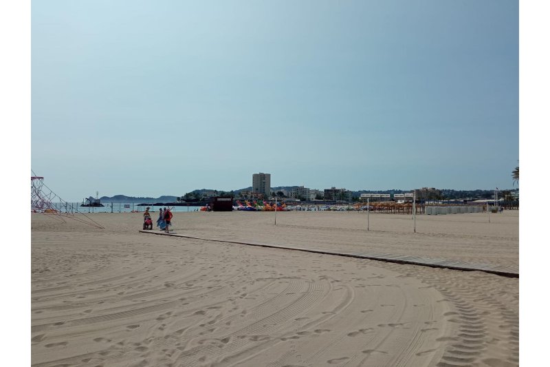 La Playa del Arenal de Xàbia, otra vez cerrada al baño por contaminación de sus aguas La Playa del Arenal de Xàbia, otra vez cerrada al baño por contaminación de sus aguas