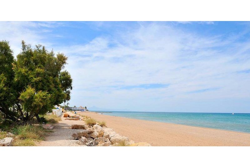 La playa de l'Almadrava opta al tener bandera azul La playa de l'Almadrava opta al tener bandera azul