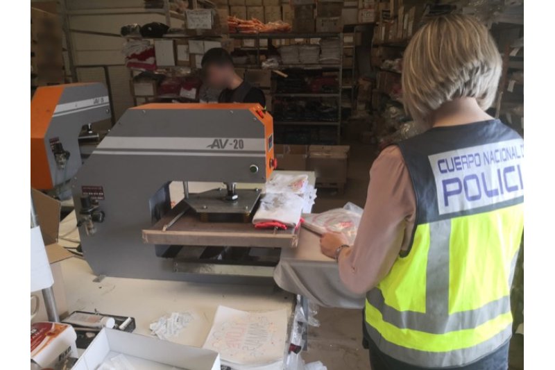 Detienen en Dénia a un empresario por la venta de ropa con escudos de clubs de fútbol sin tener permiso   Detienen en Dénia a un empresario por la venta de ropa con escudos de clubs de fútbol sin tener permiso