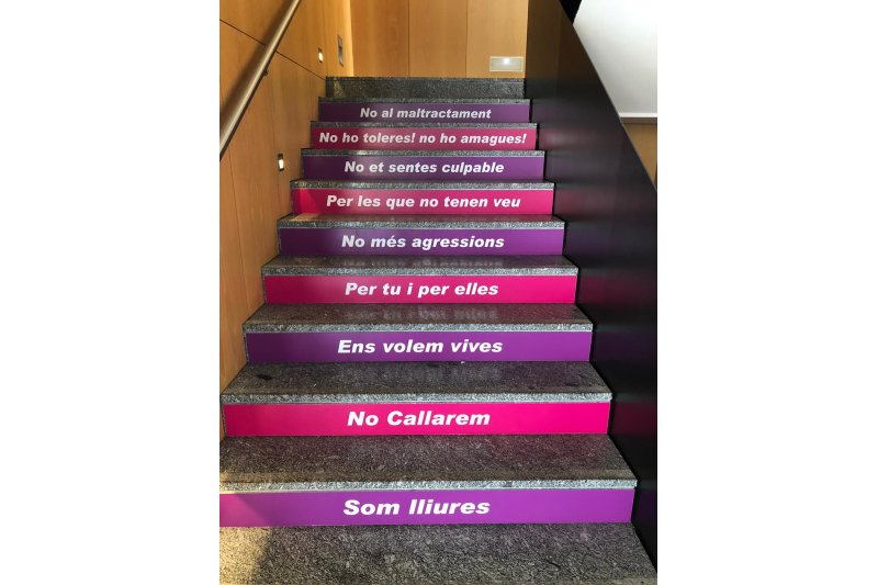 El acceso en la biblioteca de El Verger incorpora cartelería contra las agresiones machistas y homófobas El acceso en la biblioteca de El Verger incorpora cartelería contra las agresiones machistas y homófobas