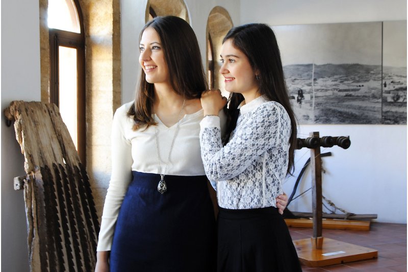 Raquel Violero y Loreto García son las abanderadas de los Moros i Cristians de Xàbia Raquel Violero y Loreto García son las abanderadas de los Moros i Cristians de Xàbia