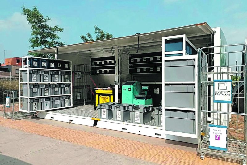 Instalan un ecoparque móvil en los alrededores del centro comercial Portal de la Marina  Instalan un ecoparque móvil en los alrededores del centro comercial Portal de la Marina
