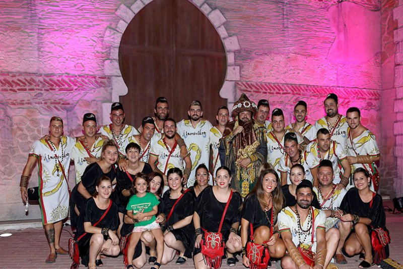 L’ambaixada i la presa del castell posen en escena l’entrada de moros i cristians en El Verger L’ambaixada i la presa del castell posen en escena l’entrada de moros i cristians en El Verger