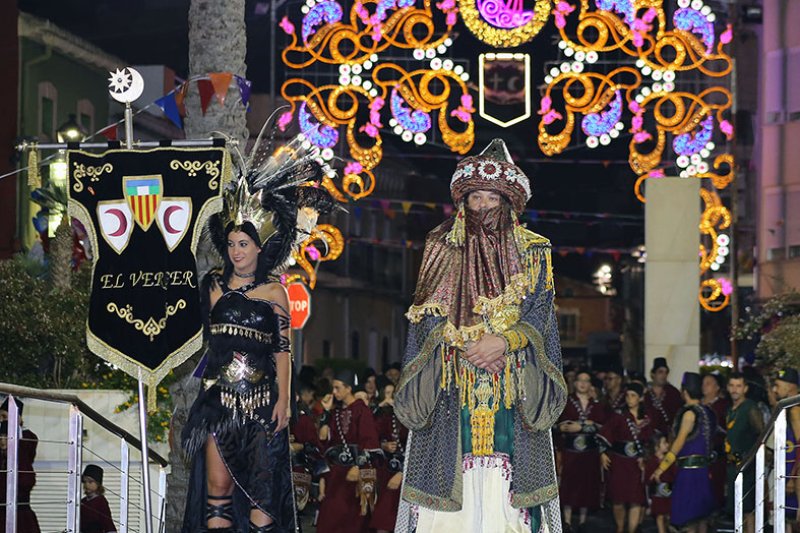 L’ambaixada i la presa del castell posen en escena l’entrada de moros i cristians en El Verger L’ambaixada i la presa del castell posen en escena l’entrada de moros i cristians en El Verger
