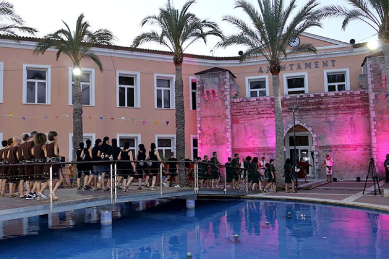 L’ambaixada i la presa del castell posen en escena l’entrada de moros i cristians en El Verger L’ambaixada i la presa del castell posen en escena l’entrada de moros i cristians en El Verger