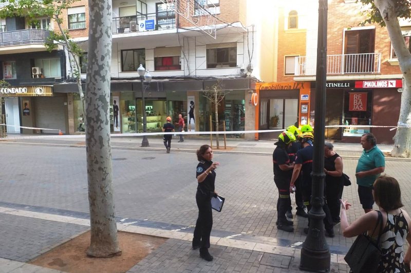 Desalojan un edificio de doce plantas en el centro de Dénia por deficiencias en una vigueta Desalojan un edificio de doce plantas en el centro de Dénia por deficiencias en una vigueta