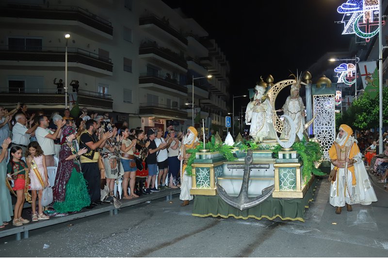 La filà capitana Baharis recrea un colorido zoco árabe con el boato del desfile de gala de los Moros i Cristians de Xàbia  La filà capitana Baharis recrea un colorido zoco árabe con el boato del desfile de gala de los Moros i Cristians de Xàbia