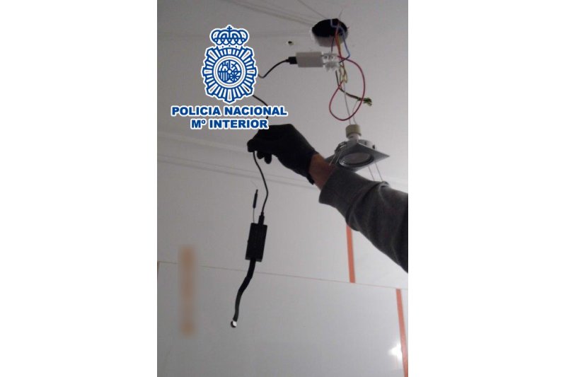 Un hombre es detenido en Dénia por instalar una cámara en el cuarto de baño de su vecina Un hombre es detenido en Dénia por instalar una cámara en el cuarto de baño de su vecina