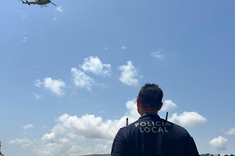 Rescatan en helicóptero a una bañista en Xàbia tras lanzarse desde un acantilado en la Cova del Llop Marí Rescatan en helicóptero a una bañista en Xàbia tras lanzarse desde un acantilado en la Cova del Llop Marí