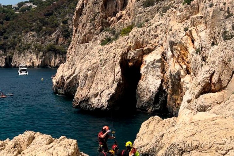 Rescatan en helicóptero a una bañista en Xàbia tras lanzarse desde un acantilado en la Cova del Llop Marí Rescatan en helicóptero a una bañista en Xàbia tras lanzarse desde un acantilado en la Cova del Llop Marí