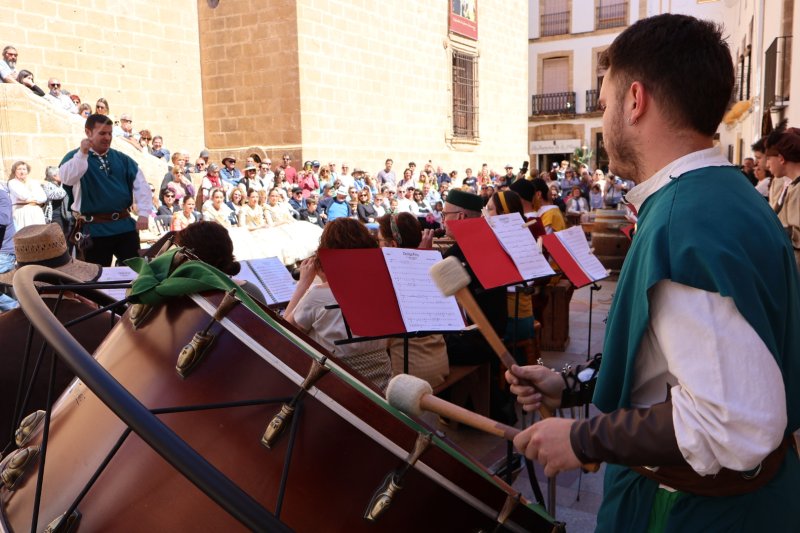 Gran ambiente y merecido homenaje a la Colla Ximiritab’s en la jornada inaugural de la Feria de Artesania de Xàbia  Gran ambiente y merecido homenaje a la Colla Ximiritab’s en la jornada inaugural de la Feria de Artesania de Xàbia
