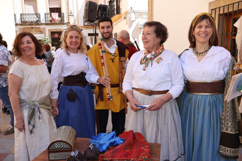 Gran ambiente y merecido homenaje a la Colla Ximiritab’s en la jornada inaugural de la Feria de Artesania de Xàbia  Gran ambiente y merecido homenaje a la Colla Ximiritab’s en la jornada inaugural de la Feria de Artesania de Xàbia