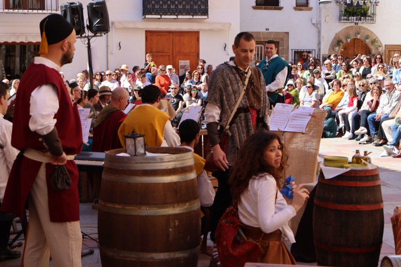 Gran ambiente y merecido homenaje a la Colla Ximiritab’s en la jornada inaugural de la Feria de Artesania de Xàbia  Gran ambiente y merecido homenaje a la Colla Ximiritab’s en la jornada inaugural de la Feria de Artesania de Xàbia
