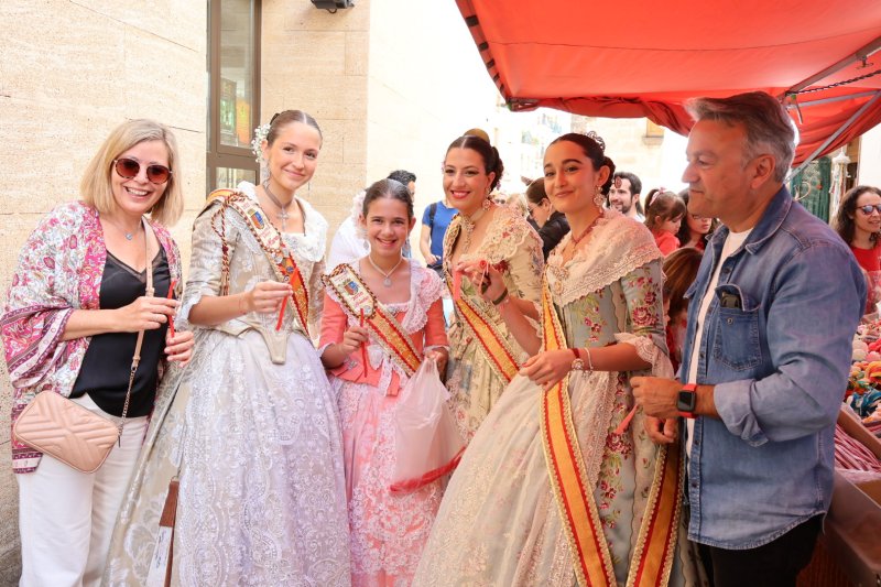 Gran ambiente y merecido homenaje a la Colla Ximiritab’s en la jornada inaugural de la Feria de Artesania de Xàbia  Gran ambiente y merecido homenaje a la Colla Ximiritab’s en la jornada inaugural de la Feria de Artesania de Xàbia