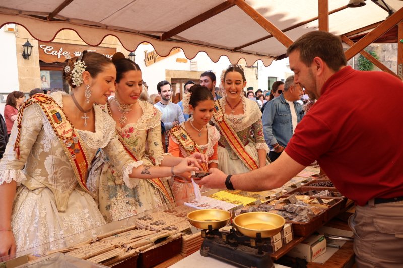 Gran ambiente y merecido homenaje a la Colla Ximiritab’s en la jornada inaugural de la Feria de Artesania de Xàbia  Gran ambiente y merecido homenaje a la Colla Ximiritab’s en la jornada inaugural de la Feria de Artesania de Xàbia