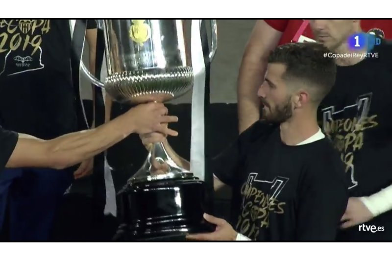 Gayà entra en la leyenda del Valencia con el título de campeón de Copa del Rey Gayà entra en la leyenda del Valencia con el título de campeón de Copa del Rey