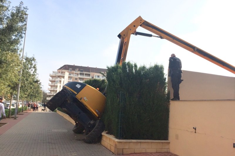 Dos trabajadores resultan heridos en Dénia al caer desde una plataforma elevadora  Dos trabajadores resultan heridos en Dénia al caer desde una plataforma elevadora