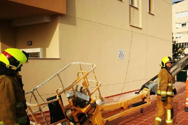 Dos trabajadores resultan heridos en Dénia al caer desde una plataforma elevadora  Dos trabajadores resultan heridos en Dénia al caer desde una plataforma elevadora